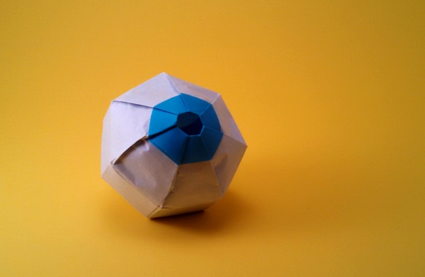 Origami Eyeball by Sharon Turvey. Folded from 2 rectangles of origami paper by Gilad Aharoni on giladorigami.com
