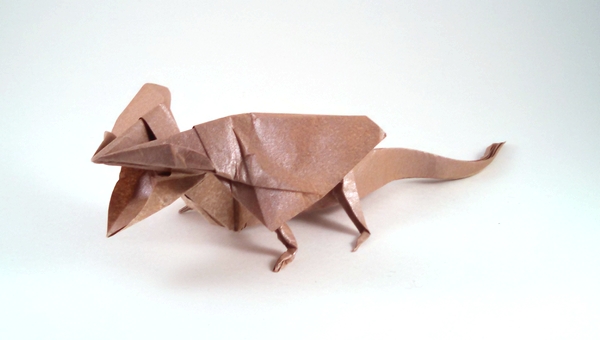 Origami Frill-necked lizard by Fukui Hisao. Folded from a square of Nicolas Terry's tissue-foil by Gilad Aharoni on giladorigami.com