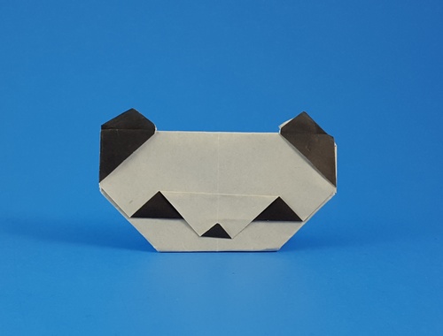 Origami Panda head by Fujimoto Yuko. Folded from a square of origami paper by Gilad Aharoni on giladorigami.com