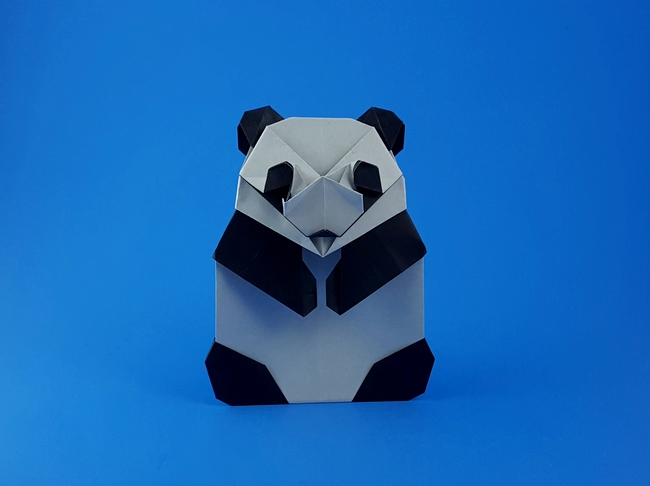 Origami Panda by Eiji Tsuchito. Folded from 2 squares of origami paper by Gilad Aharoni on giladorigami.com