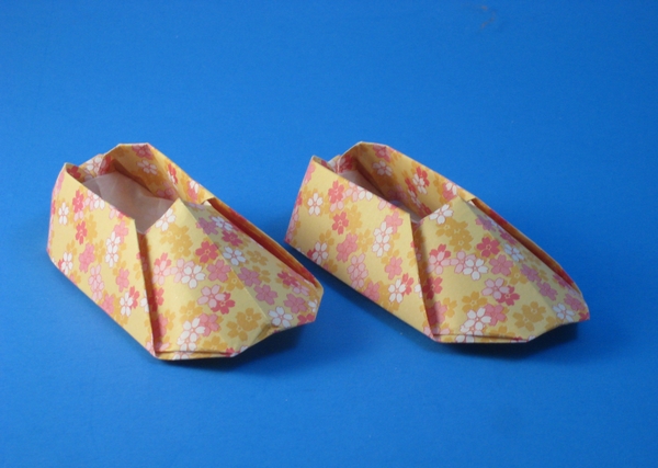 Origami Shoes by Yamanashi Akiko. Folded from a square of origami paper by Gilad Aharoni on giladorigami.com