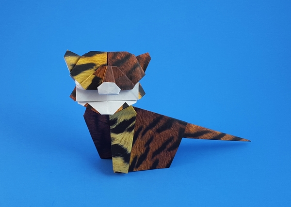 Origami Tiger by Kumasaka Hiroshi. Folded from 2 squares of patterned origami paper by Gilad Aharoni on giladorigami.com