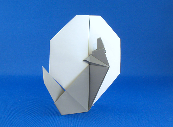 Origami Wolf howling at the moon by Chris Alexander. Folded from a square of origami paper by Gilad Aharoni on giladorigami.com