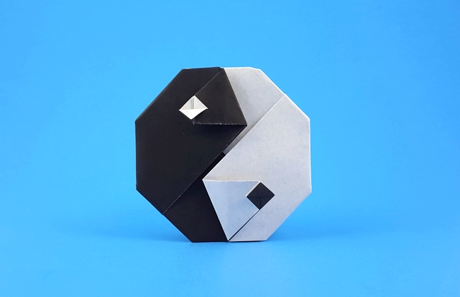 Origami Yin Yang by Daniela Carboni. Folded by Gilad Aharoni on giladorigami.com