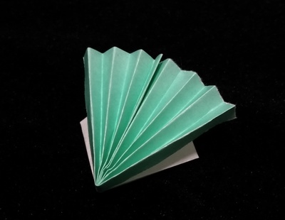 Origami Chopsticks rest of a fan by Tomoko Fuse on giladorigami.com