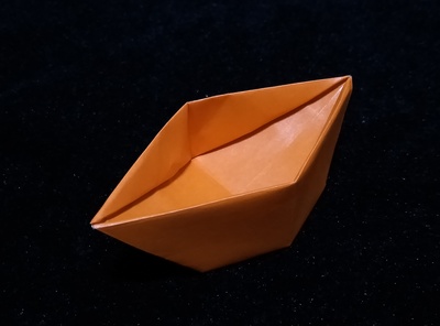 Origami Diamond-shaped container by Ishibashi Minako on giladorigami.com